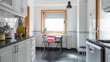 Wasserkocher mit Kaffee-/Teezubehör, Kühlschrank, Mikrowelle, Ofen