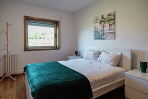 2 habitaciones, tabla de planchar con plancha y cuna de viaje 