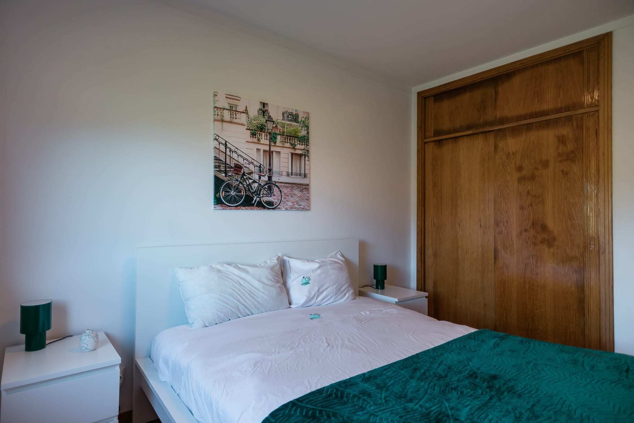 2 habitaciones, tabla de planchar con plancha y cuna de viaje 