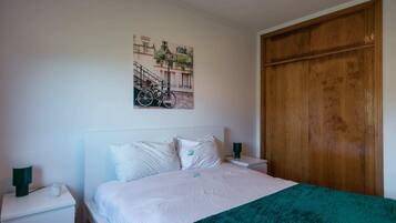 2 habitaciones, tabla de planchar con plancha y cuna de viaje