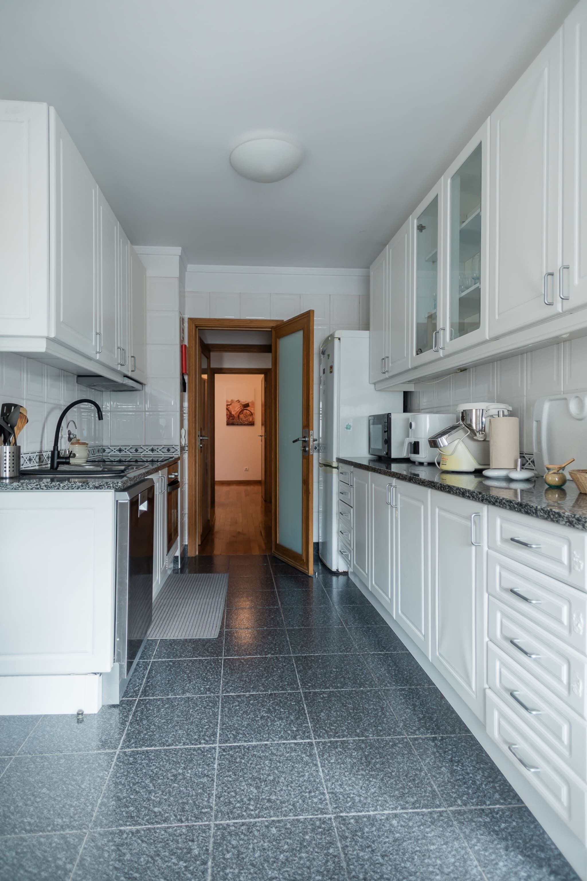Wasserkocher mit Kaffee-/Teezubehör, Kühlschrank, Mikrowelle, Ofen