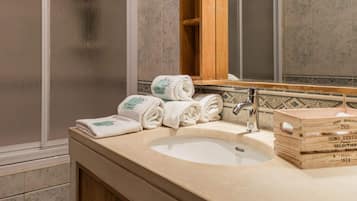 Umweltfreundliche Kosmetikartikel, Haartrockner, Bidet, Handtücher