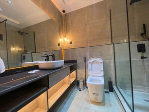 Luxury Room | Bathroom | Bathrobes, slippers