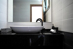 ヘアドライヤー、タオル、石鹸、トイレットペーパー