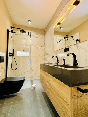 Haartrockner, Handtücher, Seife, Toilettenpapier
