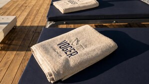 Ein Poolbereich mit Liegestühlen, einer Holzterrasse und einem Pool.