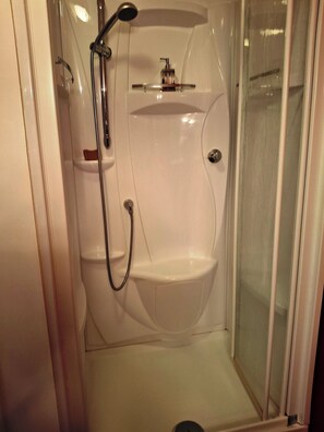 Dusche, Handtücher, Seife, Toilettenpapier