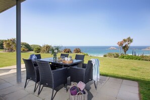 Outdoor dining - Garden Level Apartment with three bedrooms and Stunning Sea Views (Crantock)