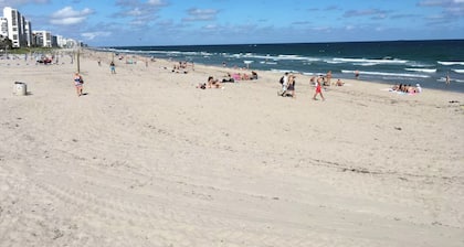 Steps from beach, cozy 1BR condo in wonderful Deerfield Beach.