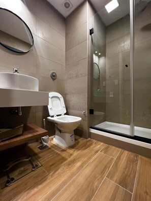 Lägenhet Basic - 1 queensize-säng - balkong - utsikt mot staden | Badrum