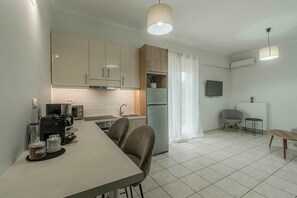 Una cucina moderna con zona pranzo, televisione a schermo piatto e termosifone.