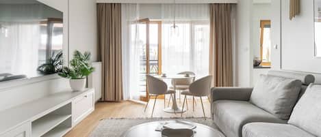 Deluxe Apartment, Balcony, Courtyard View | Living room