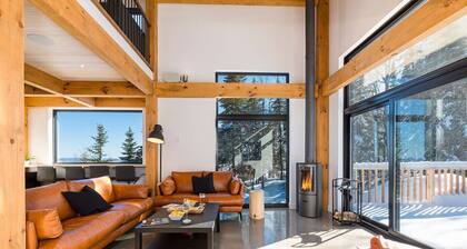 Chalet Valhalla - Views, Hot Tub and Coziness