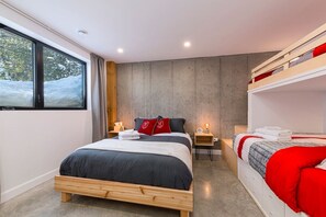 3 bedrooms, desk, iron/ironing board, free WiFi - Chalet Valhalla - Views, Hot Tub and Coziness (Petite-Rivière-Saint-François)