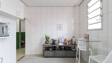 Studio | Shared kitchen | Fridge, microwave, oven, cookware/dishes/utensils