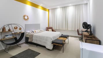 Estudio | Escritorio, espacio para trabajar con laptop y cortinas blackout