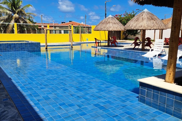 Quarto quádruplo conforto, varanda coberta, vista para o jardim | Área de estar | TV