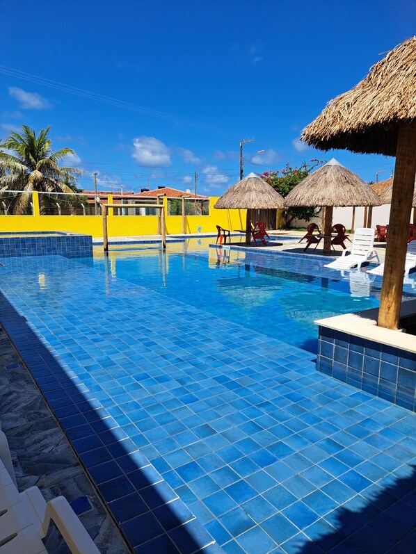 Habitación cuádruple Confort, lanai, vista al jardín | Área de sala de estar | Televisión 