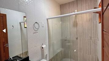 Dusj, håndklær, såpe og toalettpapir