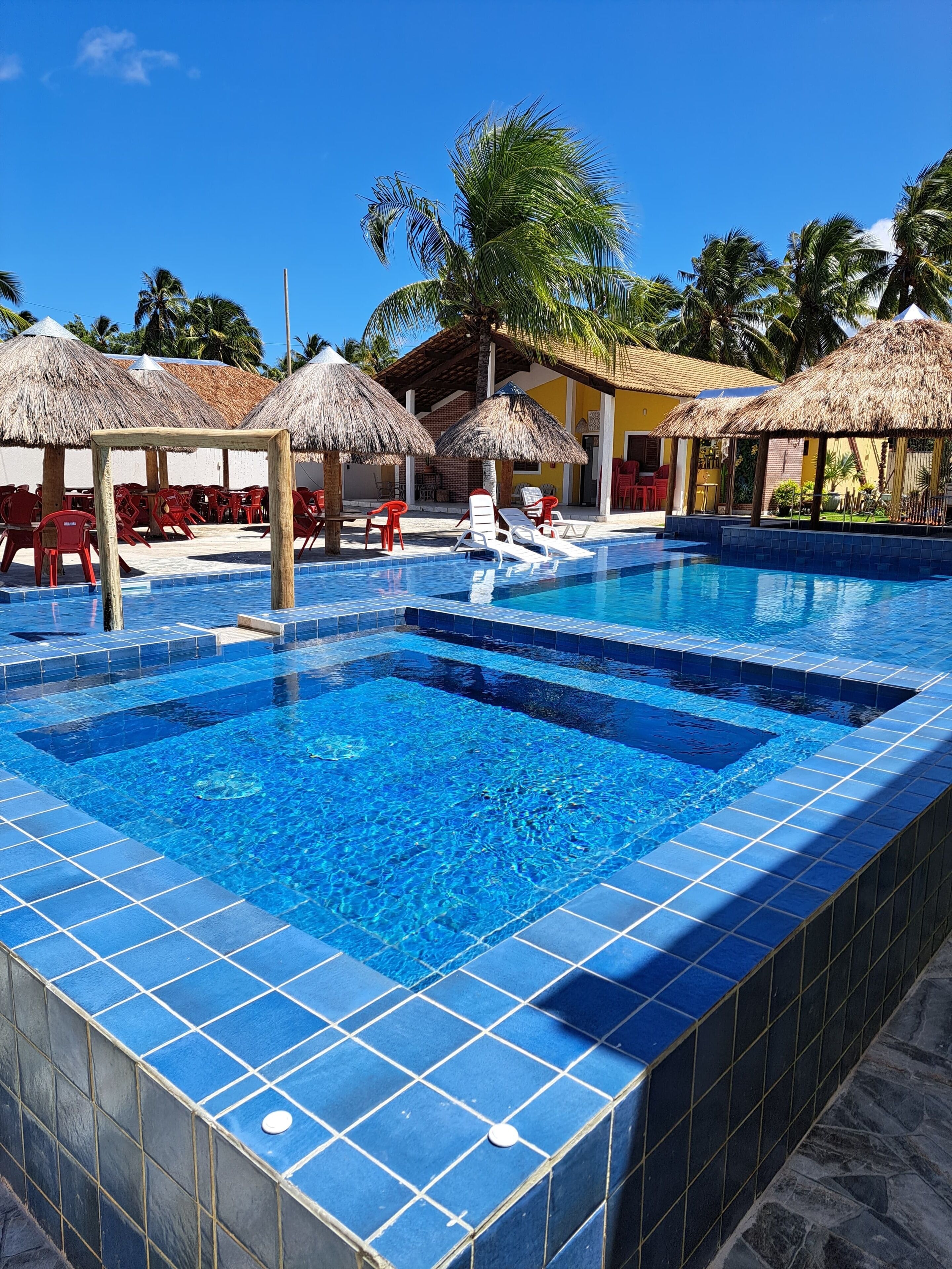 Habitación cuádruple Confort, lanai, vista al jardín | Área de sala de estar | Televisión 