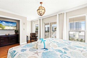 Maison, plusieurs lits, balcon, vue partielle sur l'océan (512 Dement Circle Unit A) | 5 chambres, décoration personnalisée, ameublement personnalisé