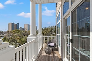 Maison, plusieurs lits, balcon, vue partielle sur l'océan (512 Dement Circle Unit A) | Enceinte de l’hébergement