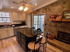 Fridge, microwave, oven, stovetop - Silver's Snowbird Cabin (Robbinsville)