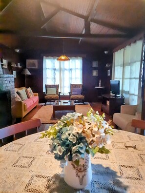 Chalet, Terrasse, Gartenblick | Wohnbereich