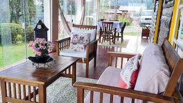 Chalet, patio, vista giardino | Area soggiorno