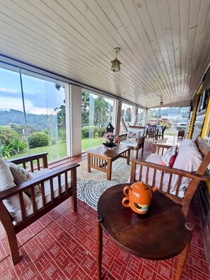 Chalet, patio, vista al jardín | Área de sala de estar