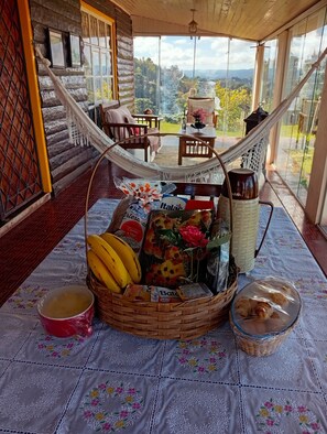 Chalet, patio, vue jardin | Coin séjour