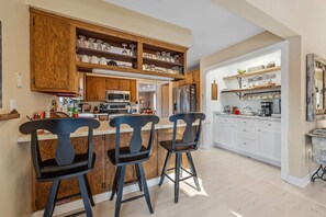 Coffee/tea maker, fridge, oven, stovetop