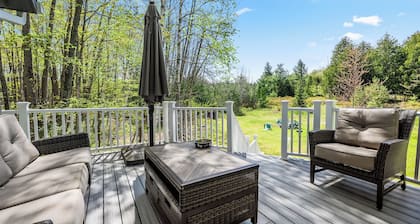 Pet friendly home near Baileys Harbor, Door County- private wooded lot!