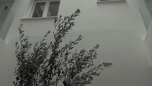 Un bâtiment moderne à plusieurs étages, doté de grandes fenêtres et d’un atrium central.