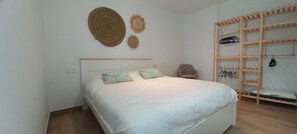 Cortines opaques, planxa i posts de planxar i bressols gratuïts 