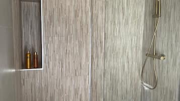 Studio, balkon, pemandangan bukit | Kamar mandi | Shower, perlengkapan mandi gratis, pengering rambut, dan handuk