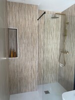 Ducha, artículos de tocador gratuitos, secador de pelo, toallas