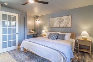 3 soverom, skrivebord, strykejern/-brett og reiseseng for barn