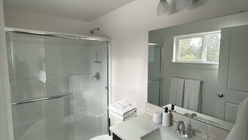 Dusche, Handtücher, Seife, Toilettenpapier