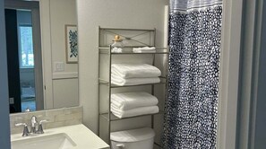 Douche, serviettes fournies, savon, papier toilette