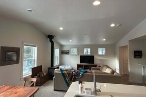 Una Smart TV, una chimenea, videojuegos