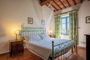 9 bedrooms, free WiFi, bed sheets