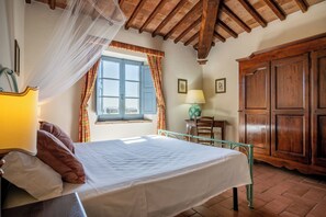9 bedrooms, free WiFi, bed sheets