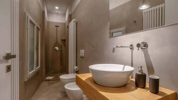 Doccia, asciugacapelli, bidet, asciugamani