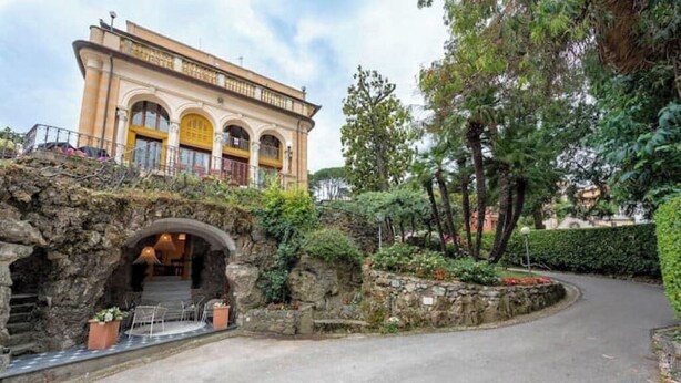 Un bâtiment de style architectural classique, caractérisé par des fenêtres en arc et un balcon.
