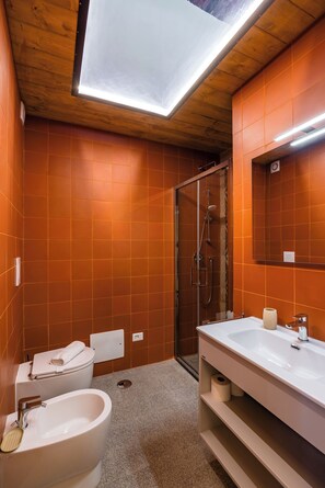 Doccia, asciugacapelli, bidet, asciugamani