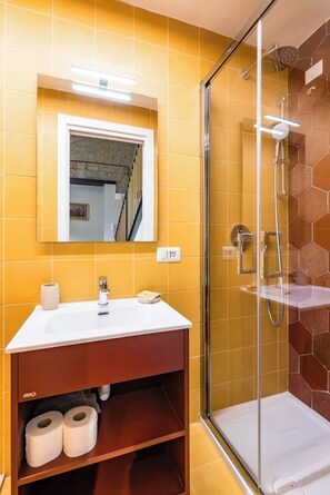 淋浴设施、吹风机、坐浴桶、毛巾