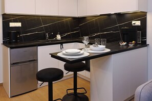 Fridge, oven, stovetop, coffee/tea maker