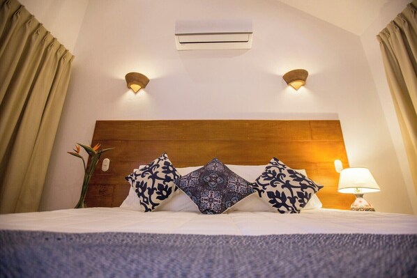 1 bedroom, desk, WiFi, bed sheets