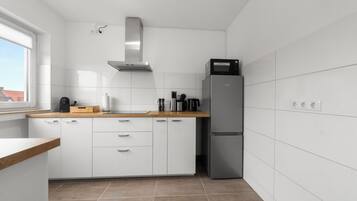 Kühlschrank, Mikrowelle, Herdplatte, Geschirrspüler